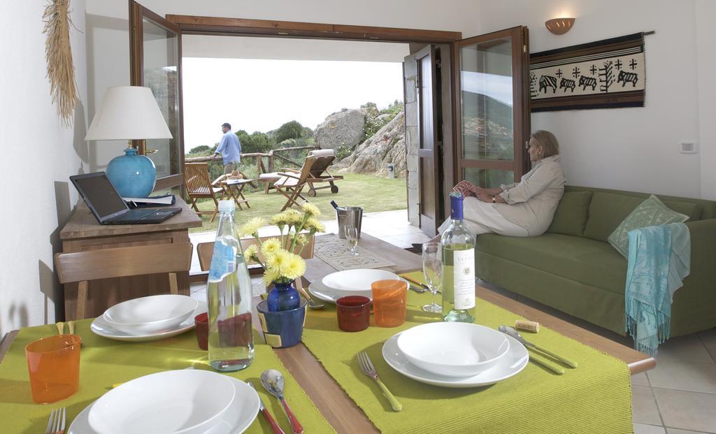 Case Sul Mare Residenze Di Bes Chia Exterior foto