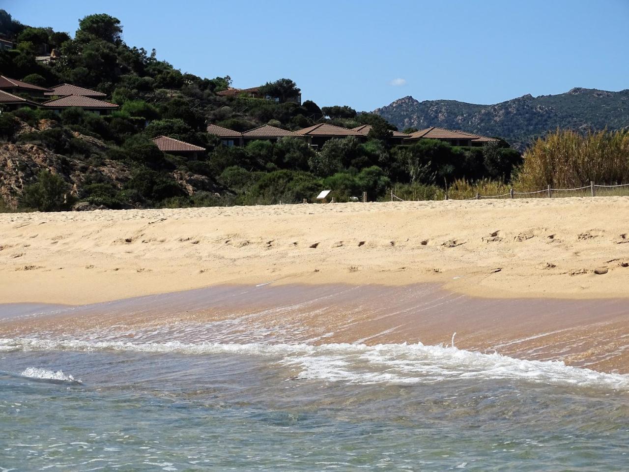 Case Sul Mare Residenze Di Bes Chia Exterior foto
